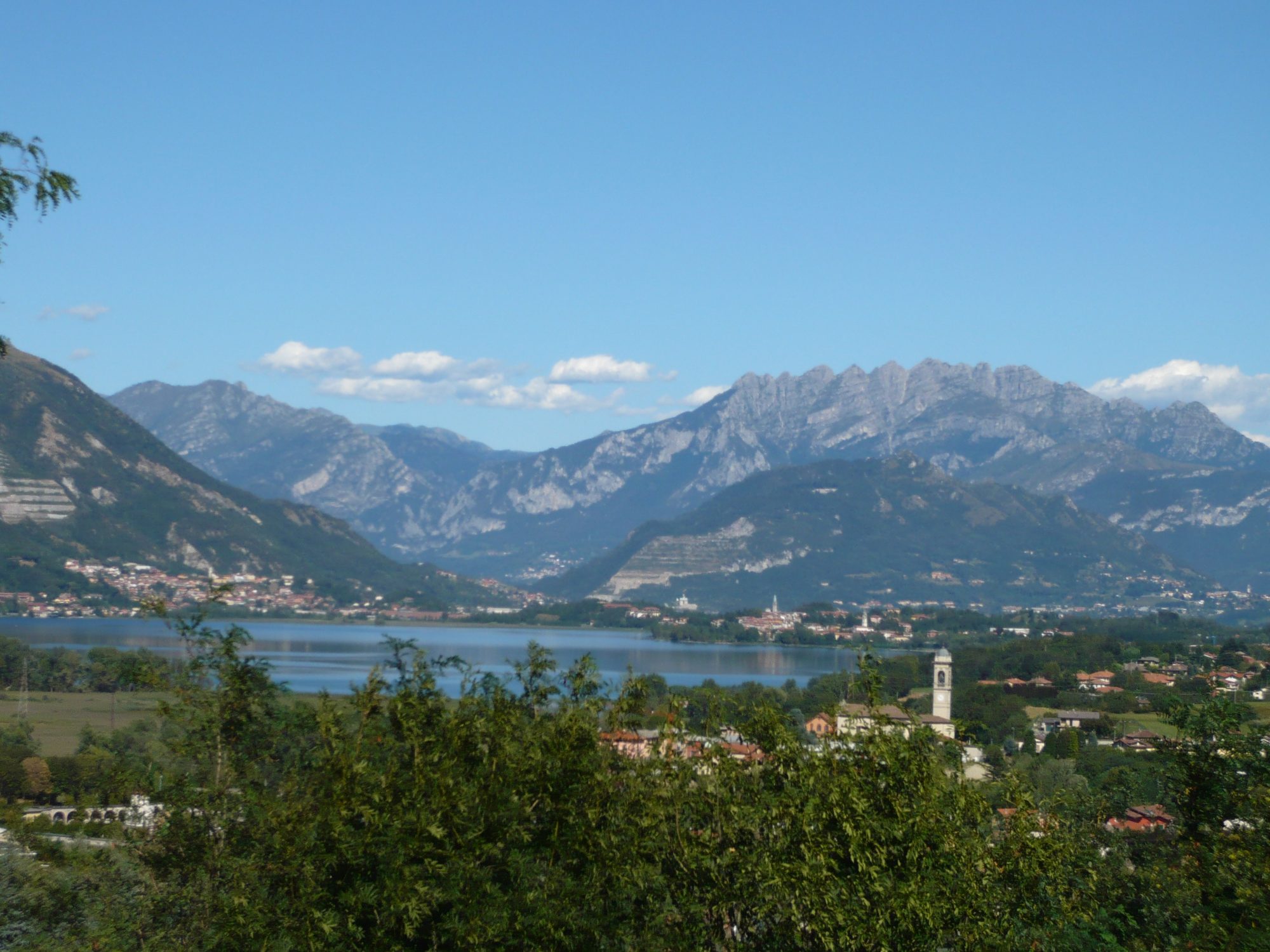 I laghi morenici della Brianza con le Grigne sullo sfondo